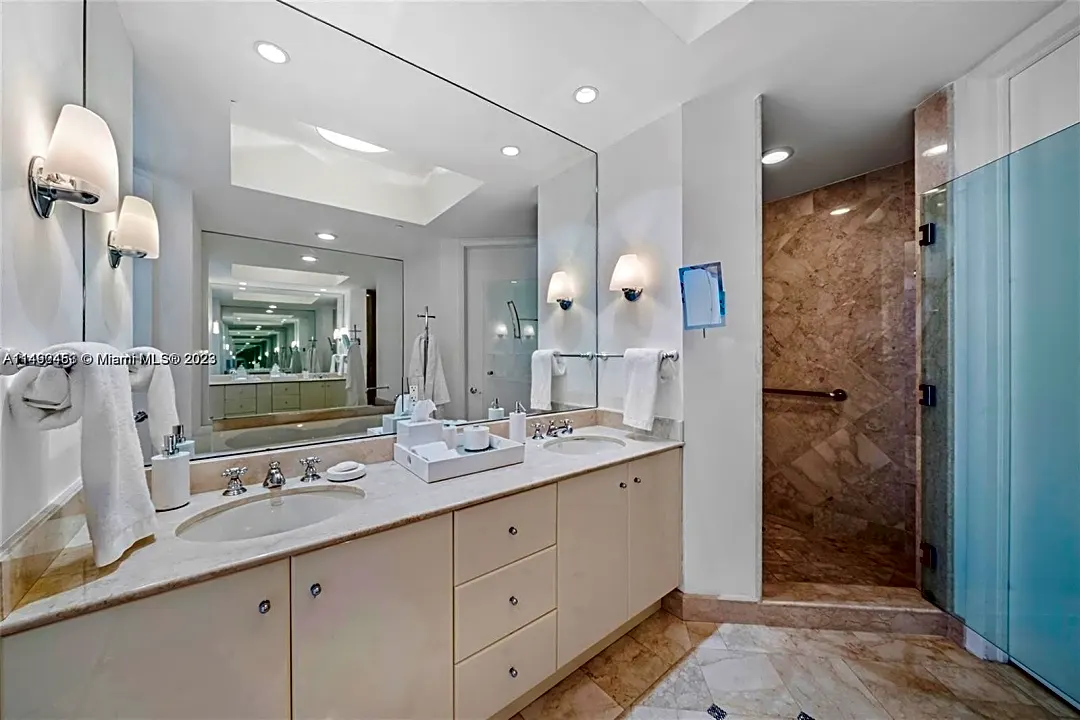 Sold: 100 S Pointe Dr, #1009, Miami Beach, FL 33139, 2 Beds / 2 Full Baths  / 1 Half Bath