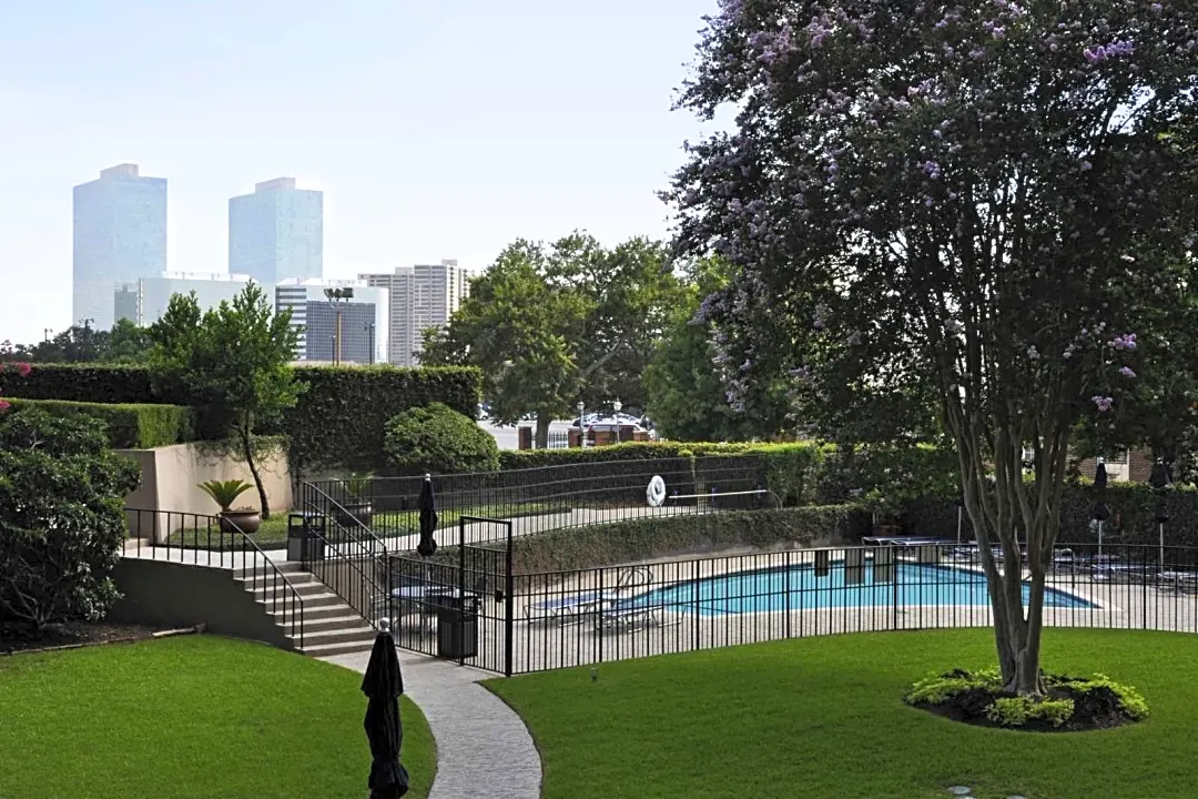 The River Oaks High Rise Apartments - Houston, TX 77027