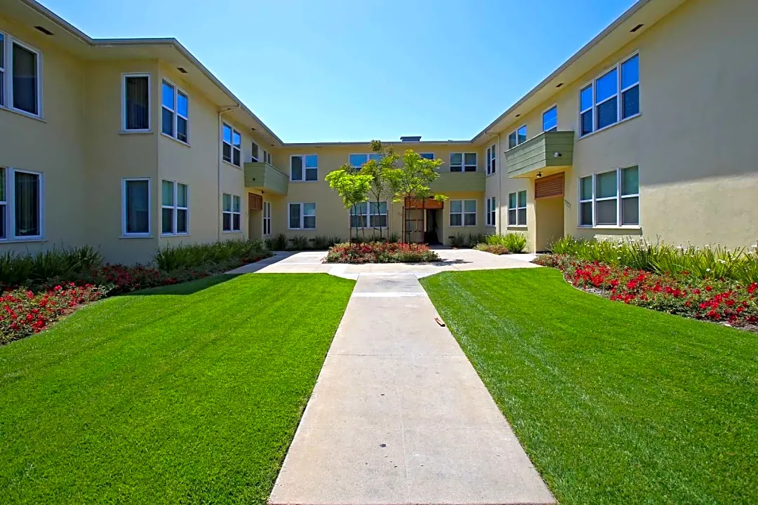 Hollypark Knolls Apartments - Inglewood, CA 90305