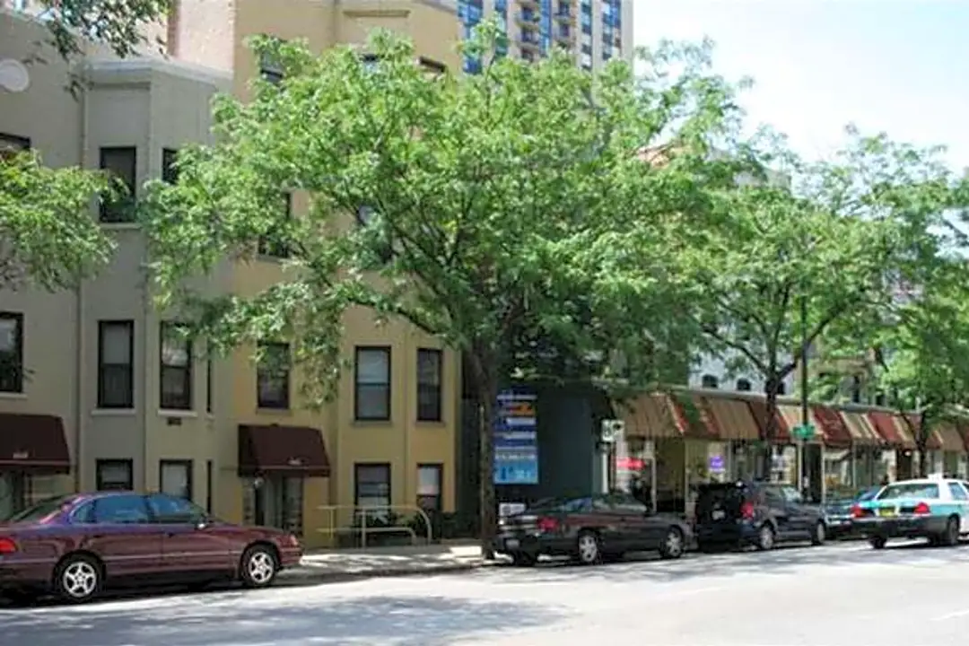 Gramercy Row Apartments Chicago IL 60654