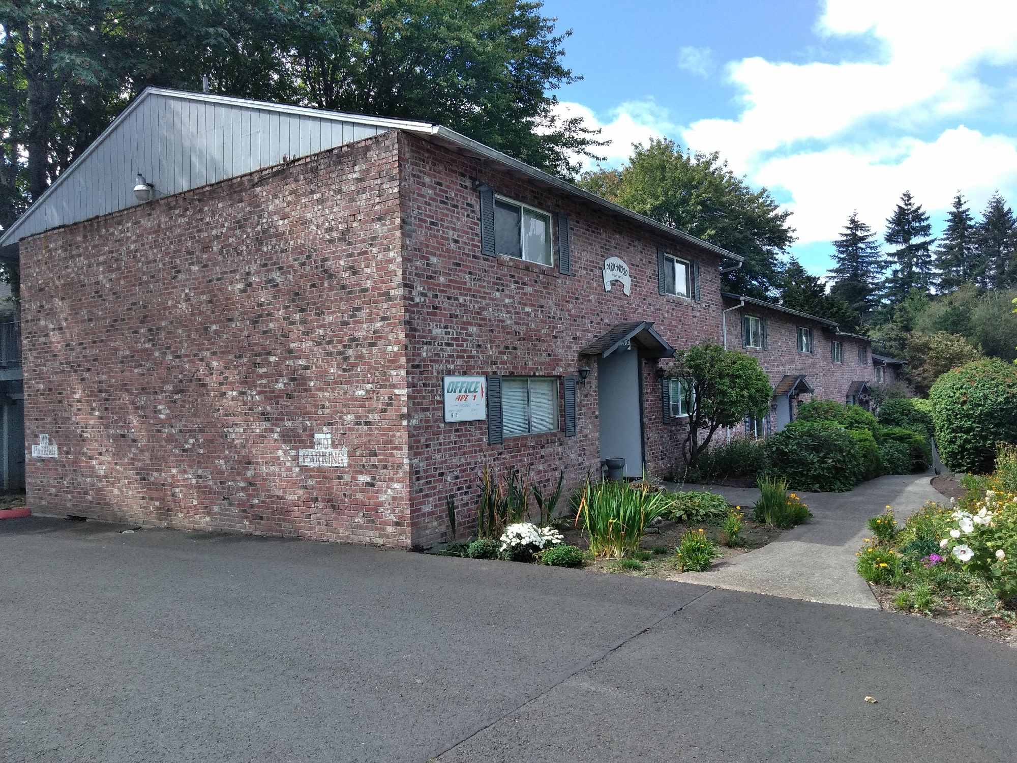 Apartments for rent at Parkwood Court Apartments in Metzger