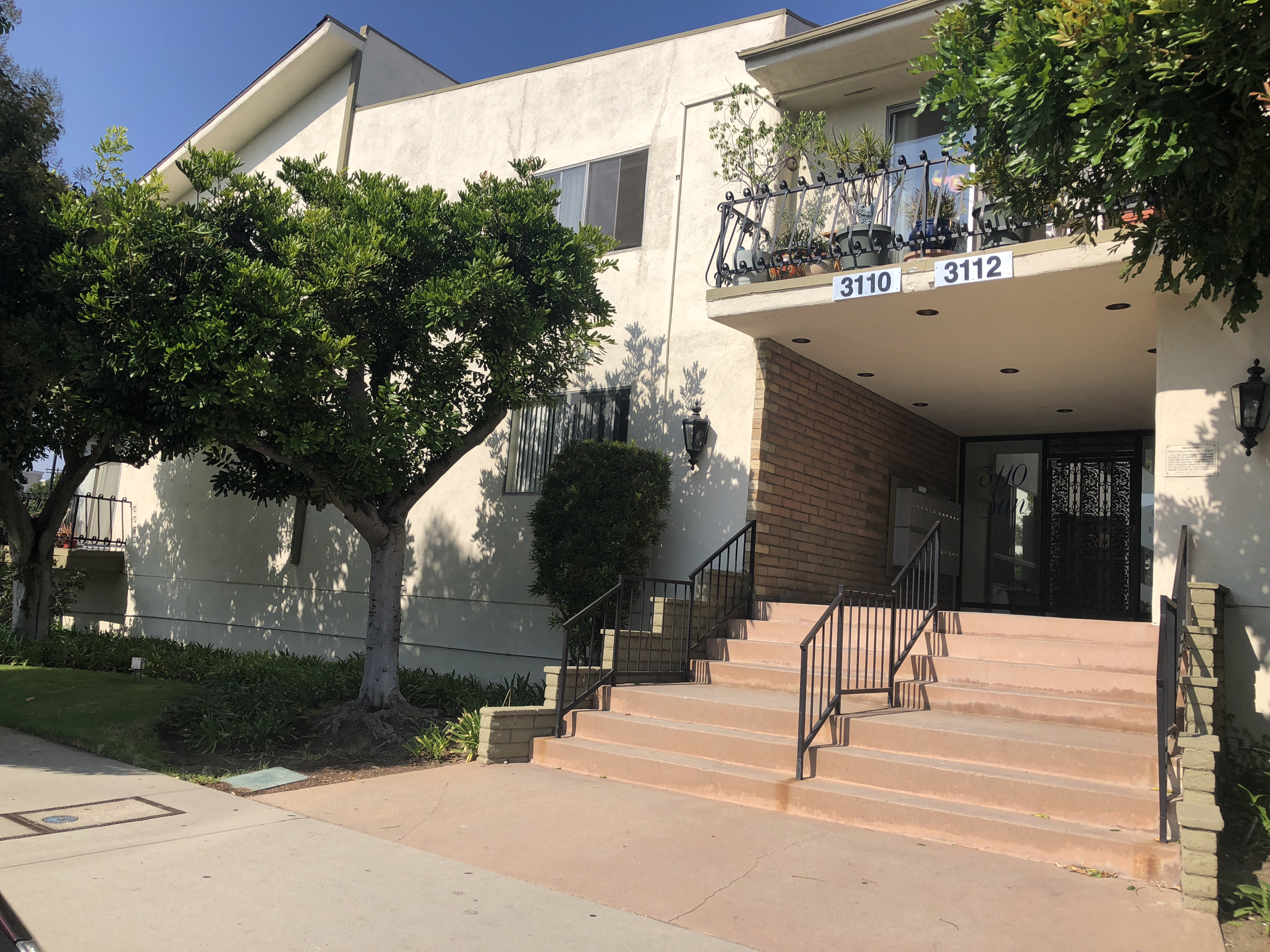Apartments for rent at Sundial Barrington in Mar Vista