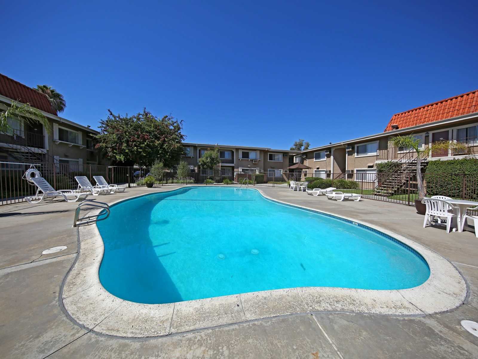 Apartments for rent at Royal Garden Apartments in 