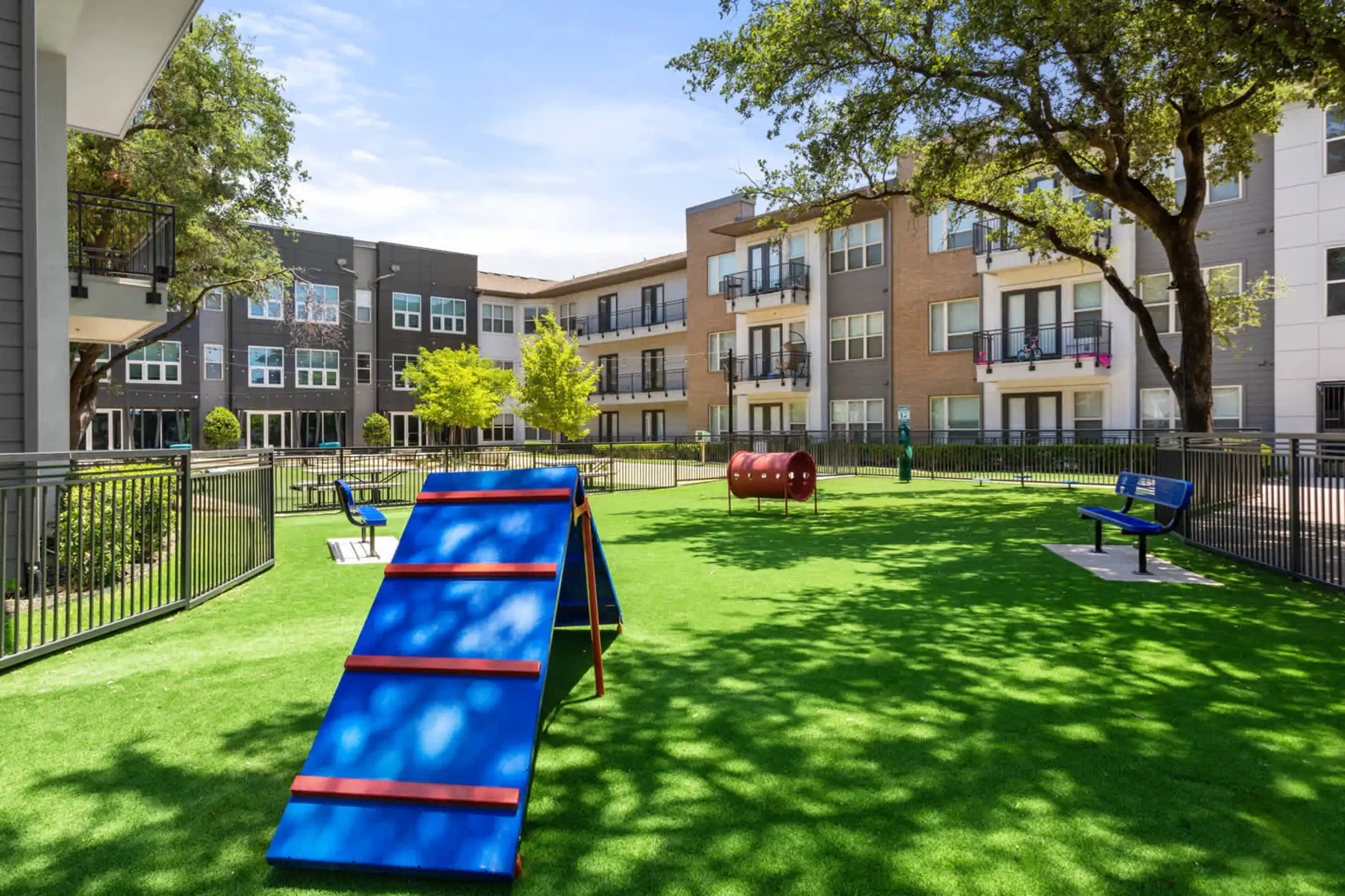 Crest At Park Central - 7929 Churchill Way | Dallas, TX Apartments for ...