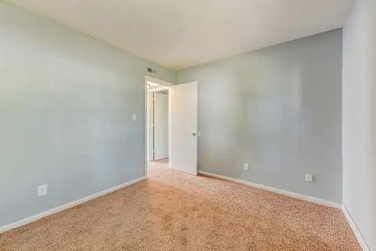 Essington Village - Columbus, OH - Photo 17