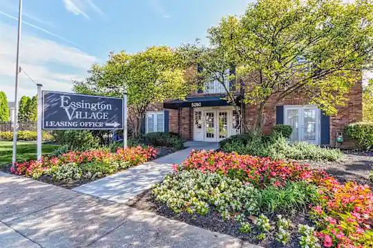 Essington Village - Columbus, OH - Photo 5