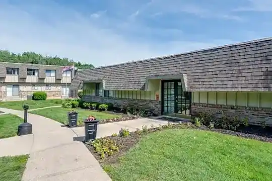 Knollwood Apartments - Kansas City, MO - Photo 1