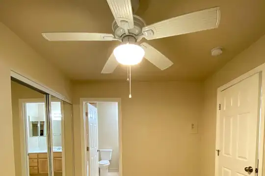 Almaden Plaza Apartments - San Jose, CA - Photo 9