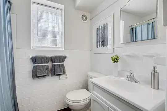 Cross Country Manor Apartments - Baltimore, MD - Photo 5