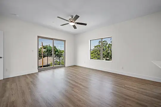 The Flats at Medical District - Dallas, TX - Photo 15
