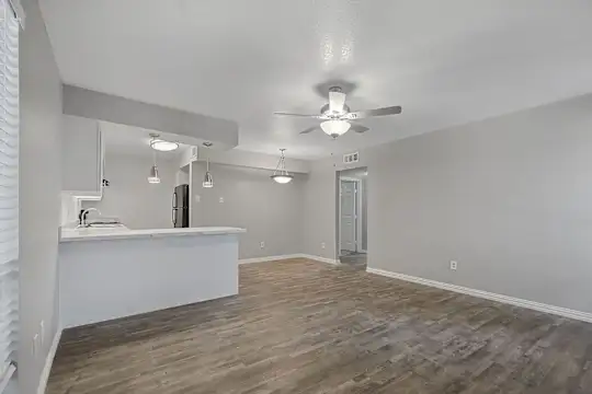 La Fortuna Apartments - Dallas, TX - Photo 13