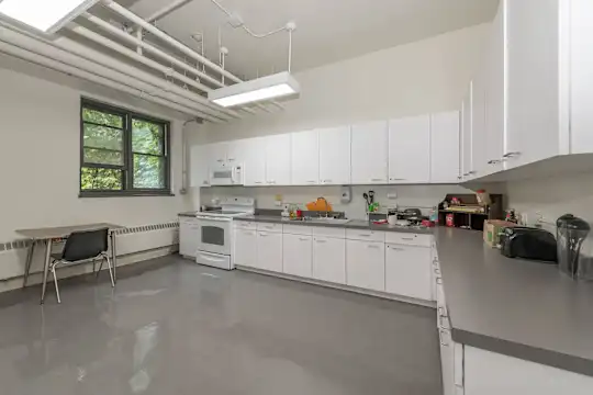 5748 Blackstone By 3L Living - Chicago, IL - Photo 3