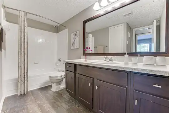 The Manhattan Apartments - Dallas, TX - Photo 17