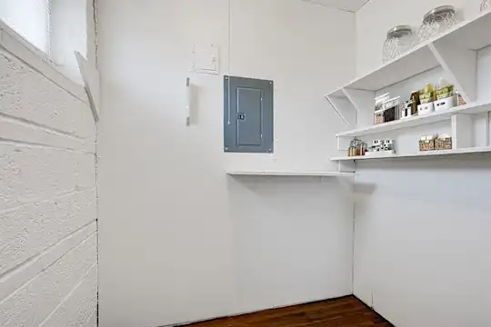 Cross Country Manor Apartments - Baltimore, MD - Photo 8