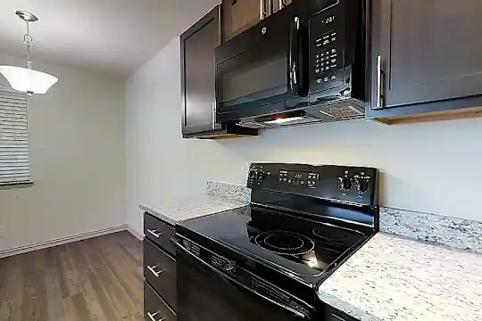 Colony House - Dallas, TX - Photo 18