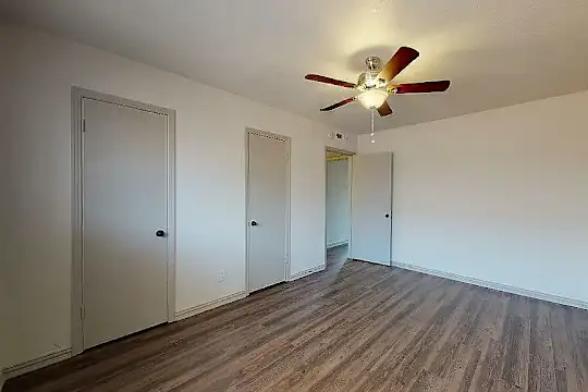 Colony House - Dallas, TX - Photo 8