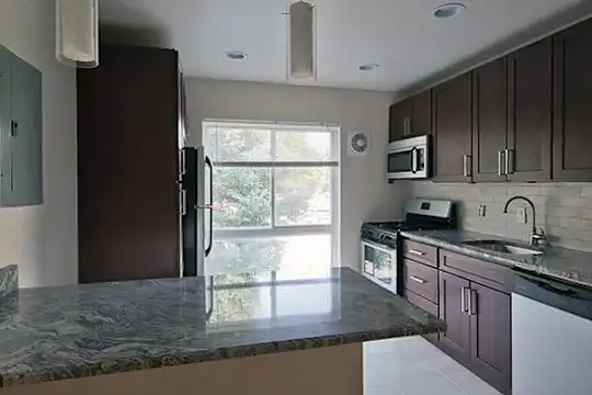 Crystal Woods - Alexandria, VA - Photo 1