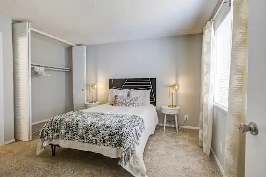 Somerset Apartments - Charlotte, NC - Photo 5