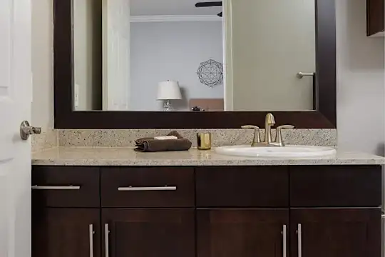 Eastbridge Apartments - Dallas, TX - Photo 6