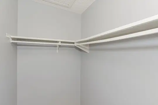 Falcon Point Apartments - Kansas City, MO - Photo 8