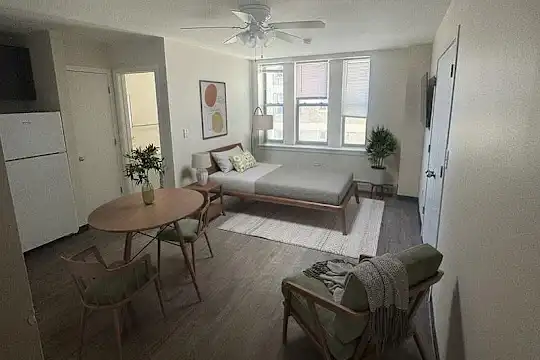 Bryn Mawr Belle Shore - Chicago, IL - Photo 15