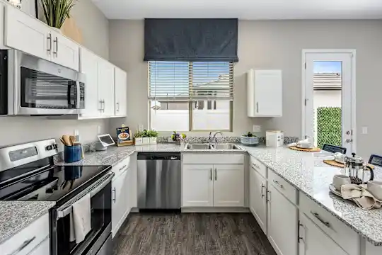 The Crofton - Phoenix, AZ - Photo 8
