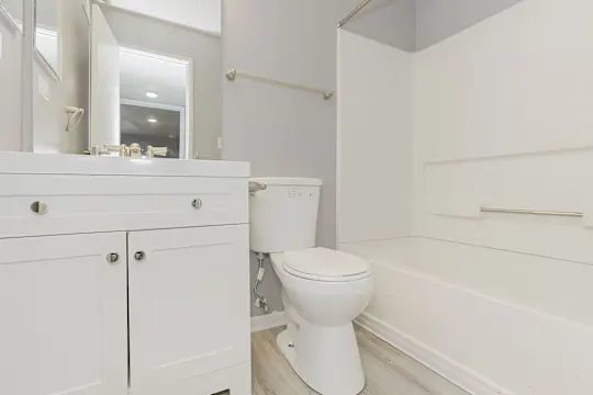 Falcon Point Apartments - Kansas City, MO - Photo 9