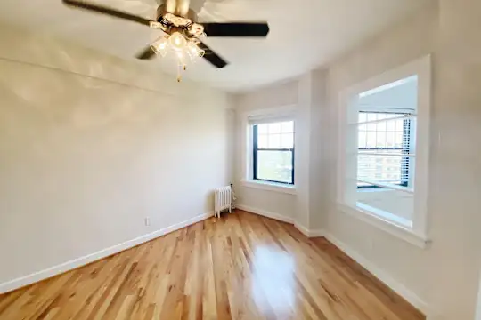 Carlyle Apartments - Kansas City, MO - Photo 9