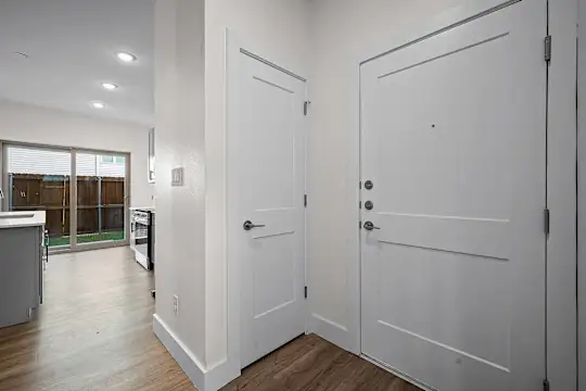 The Flats at Medical District - Dallas, TX - Photo 4