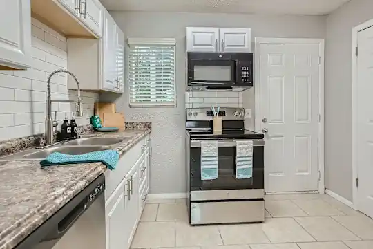 Tree Hills Apartments - Jacksonville, FL - Photo 2