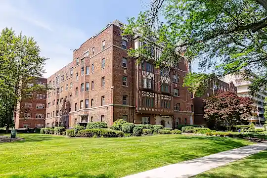 Hampton House - Cleveland, OH - Photo 2