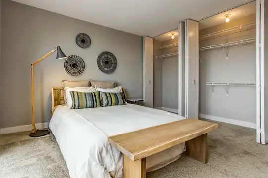 2555 N Clark St - Chicago, IL - Photo 17