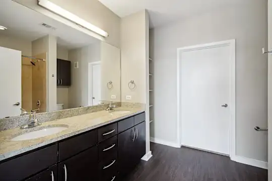 Cole Apartments - Austin, TX - Photo 35