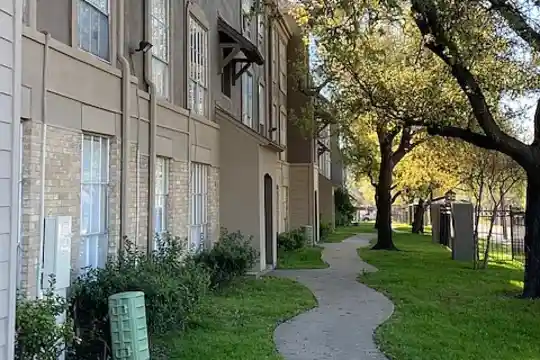 Melody Parc - Dallas, TX - Photo 2