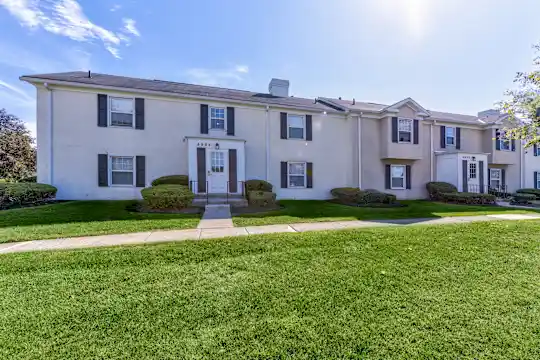 Essington Village - Columbus, OH - Photo 2
