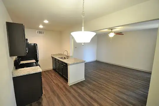 Colony House - Dallas, TX - Photo 11