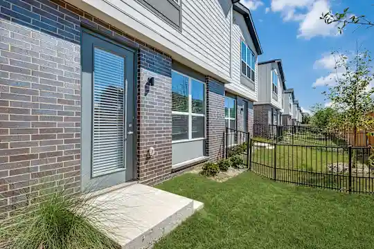 Eastlake Residences - Dallas, TX - Photo 9