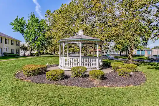 Essington Village - Columbus, OH - Photo 4