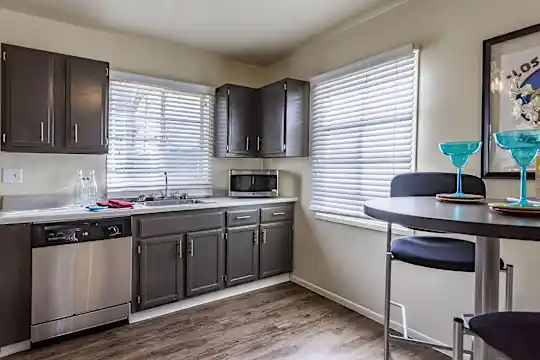 Nob Hill Apartments - Albuquerque, NM - Photo 2