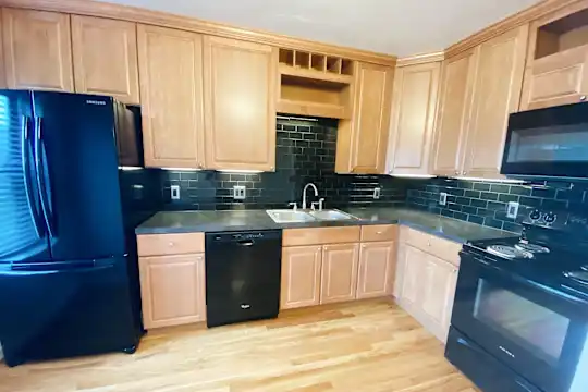 Carlyle Apartments - Kansas City, MO - Photo 11
