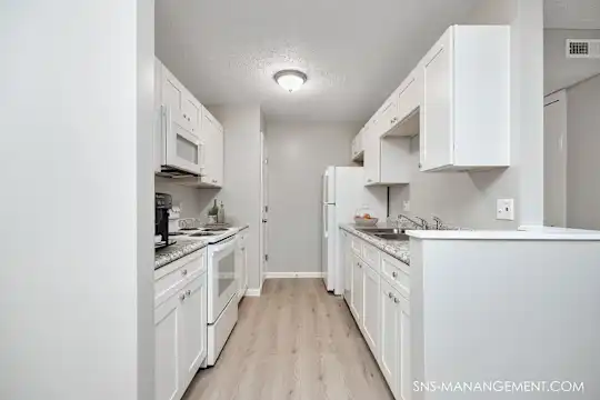 Savannah Heights - Cincinnati, OH - Photo 2