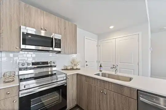 Barry West Townhomes - Kansas City, MO - Photo 8