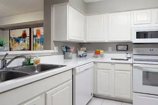 Preston Village Apartments - Dallas, TX - Photo 3