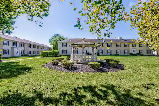 Essington Village - Columbus, OH - Photo 3