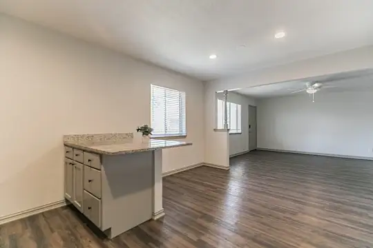 Colony House - Dallas, TX - Photo 36