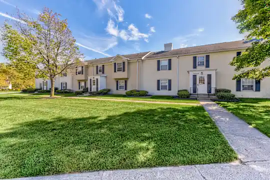 Essington Village - Columbus, OH - Photo 1
