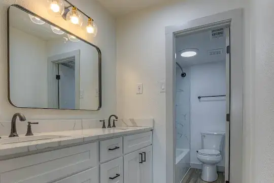 The Garden District Apartments - Germantown, TN - Photo 16