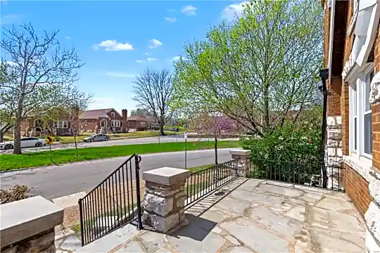 5257 Oleatha Ave - Saint Louis, MO - Photo 2