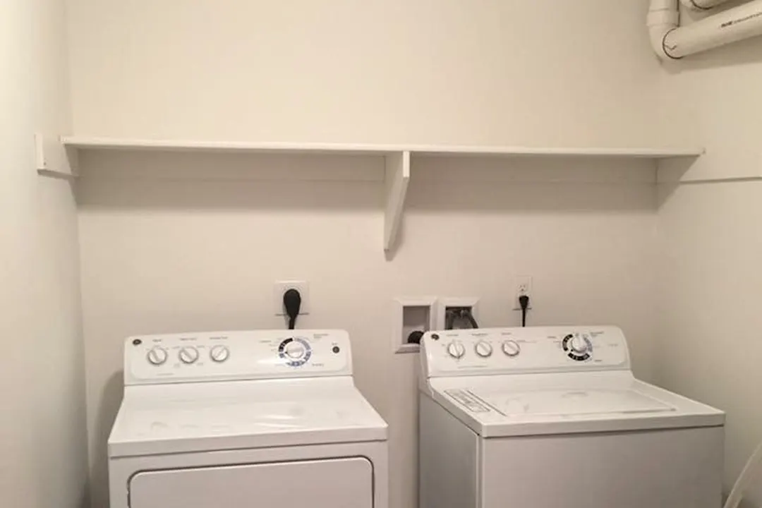 Fox Hills Village Apartments - 2101 4th Avenue NE - Watford