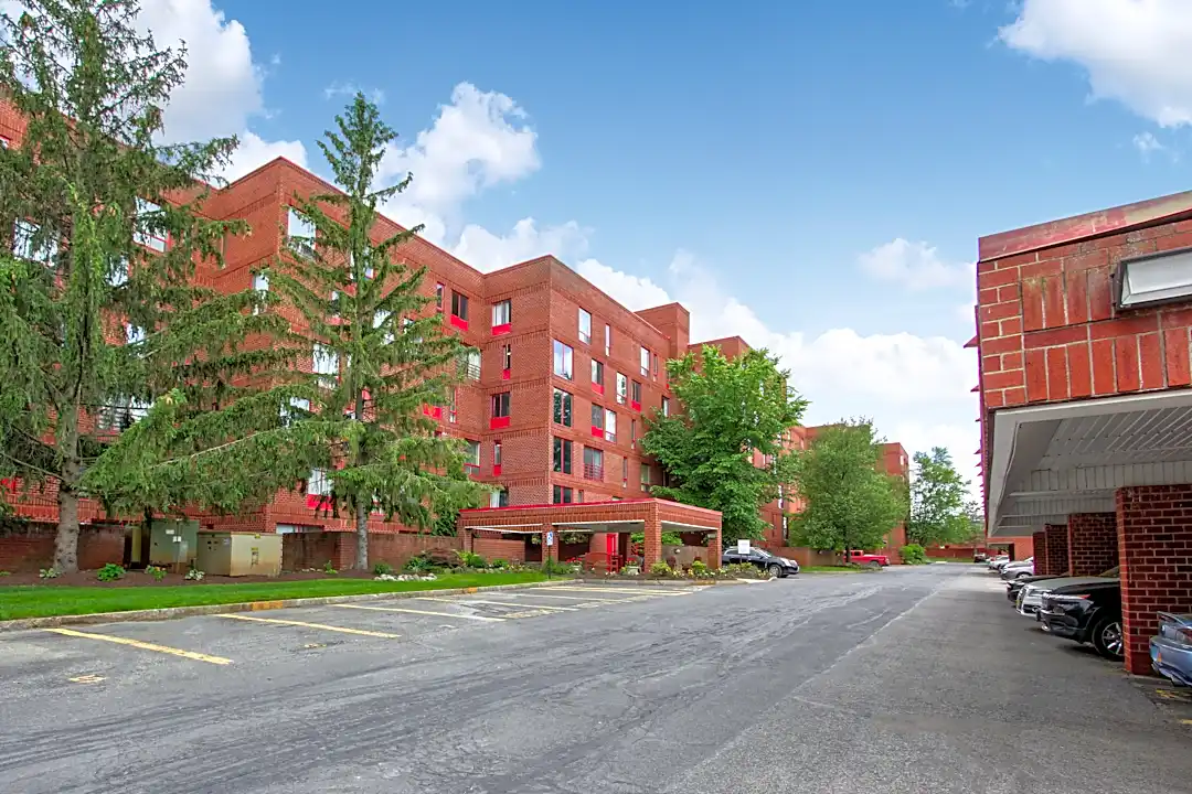 Seventeen Hundred Designer Residences - 1700 Western Ave